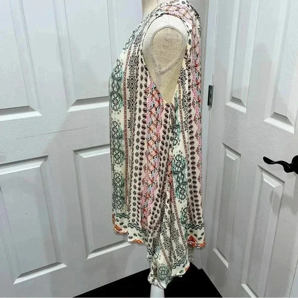 Altar’d State Sleeveless, keyhole front, boho, shark bite hem, top, tunic shirt - Picture 4 of 8